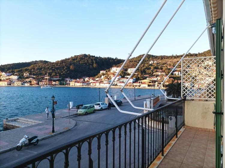 Lourantos Bayside Apartments Vathy  Exterior foto